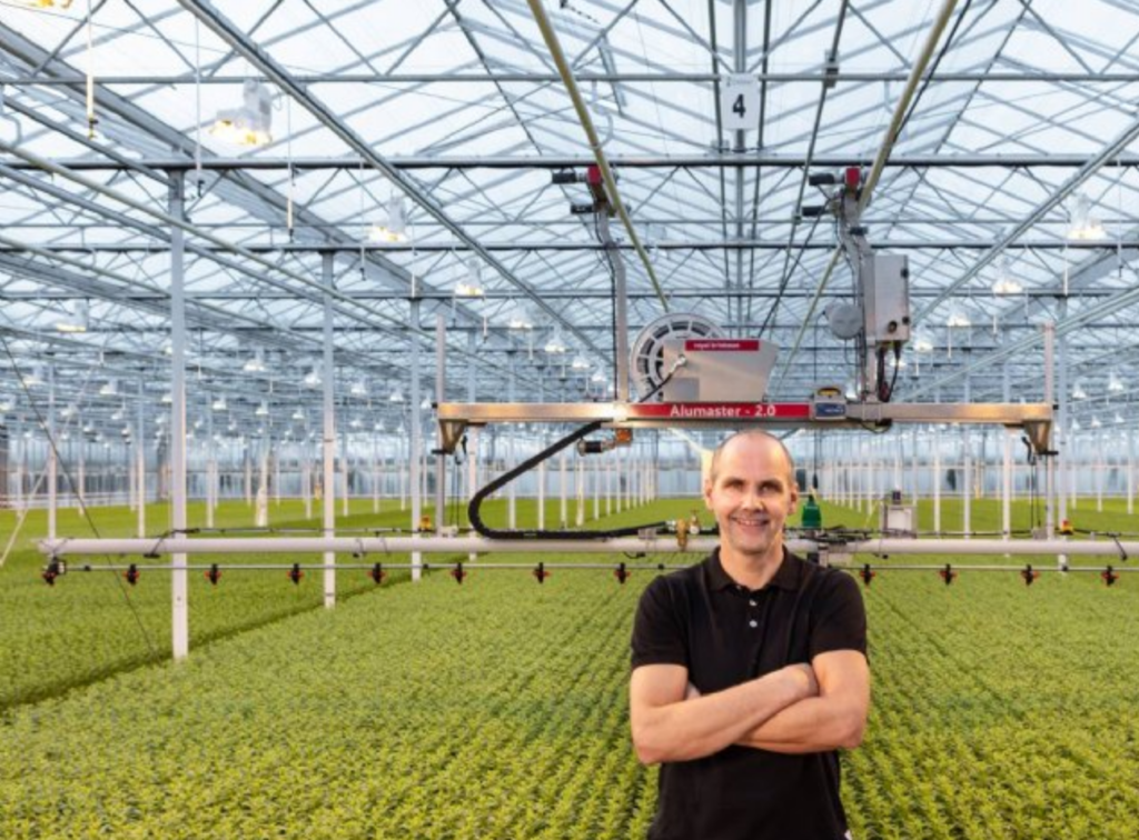 Madiba-chrysantteler Kees de Jongh voor zijn spuitrobot Alumaster 2.0 in de kas, © Royal Brinkman